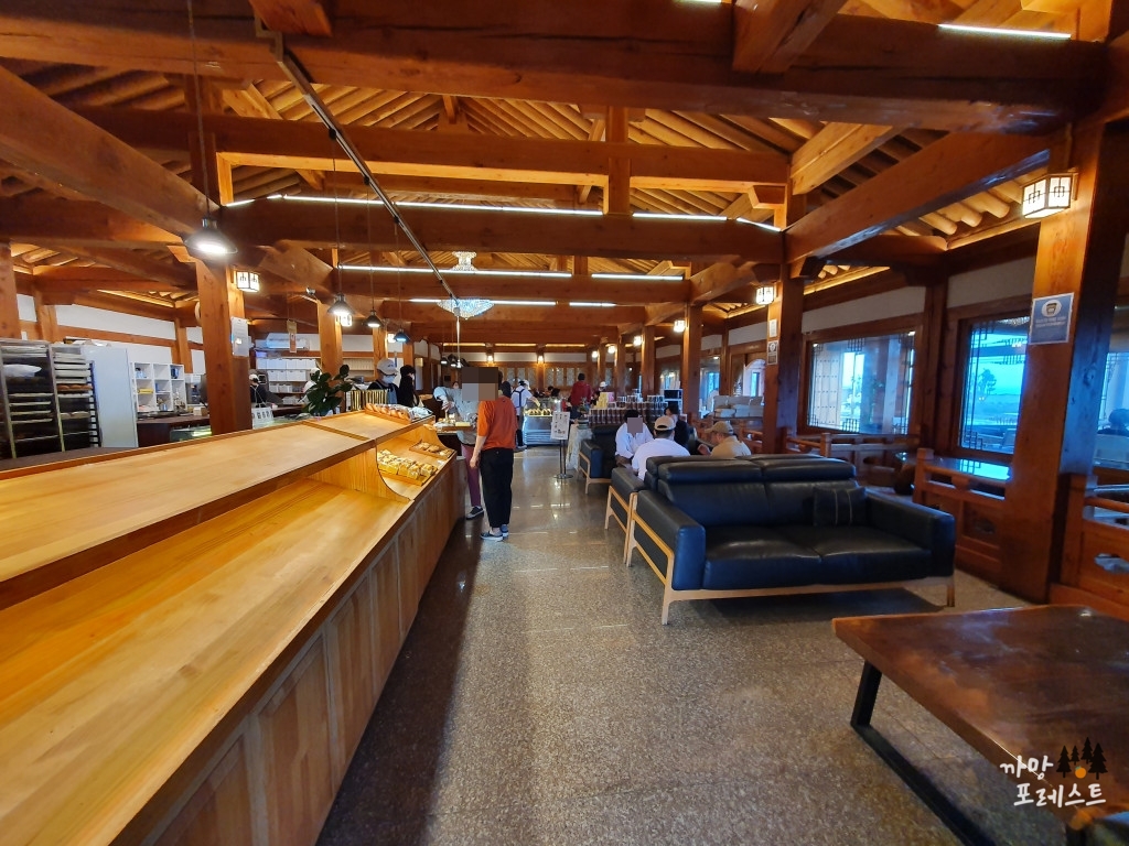 미쁜 제과 매장 내부