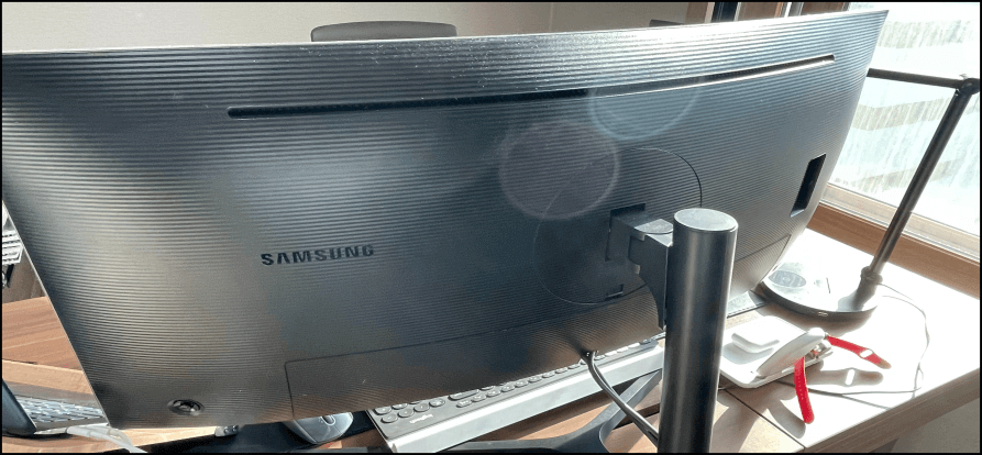 삼성모니터-뒷모습