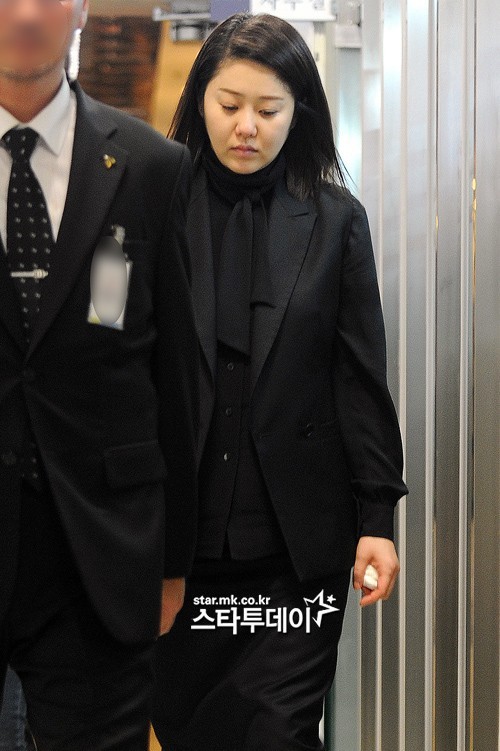 겨울 여자 장례식장 옷