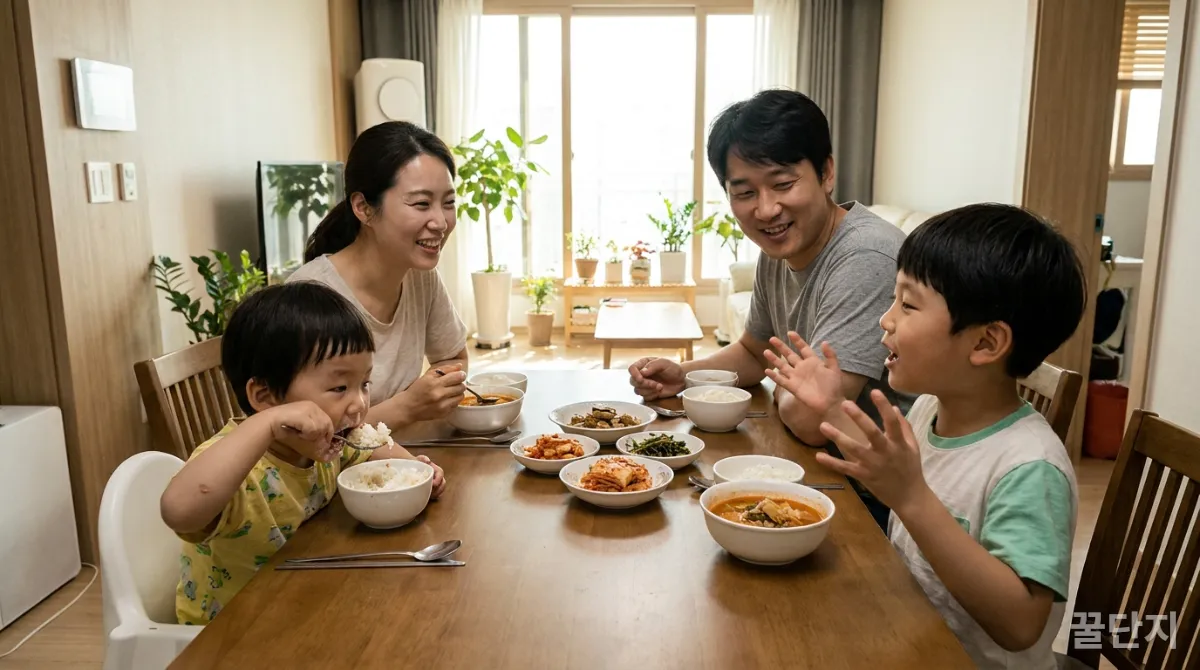 가족이 식탁에 앉아 즐겁게 식사하는 모습