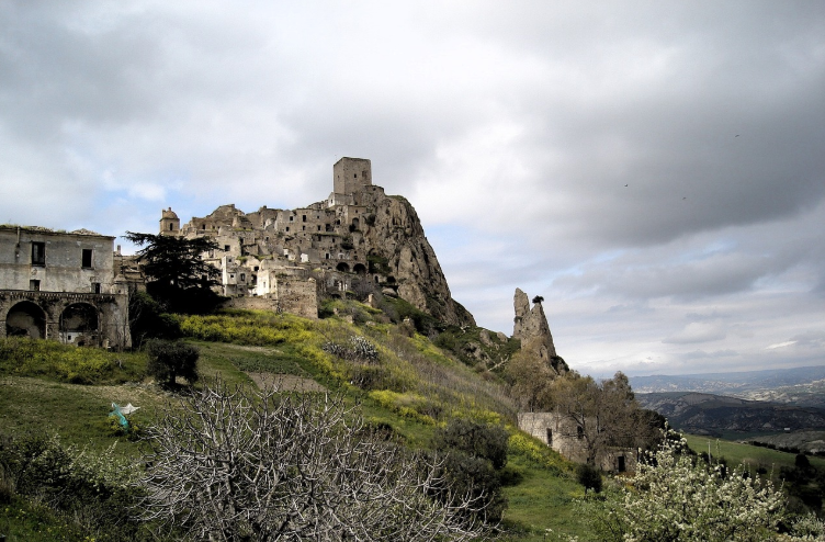 지도에서 사라진 장소 크라코(Craco), 산사태로 버려진 절벽 위의 유령 도시