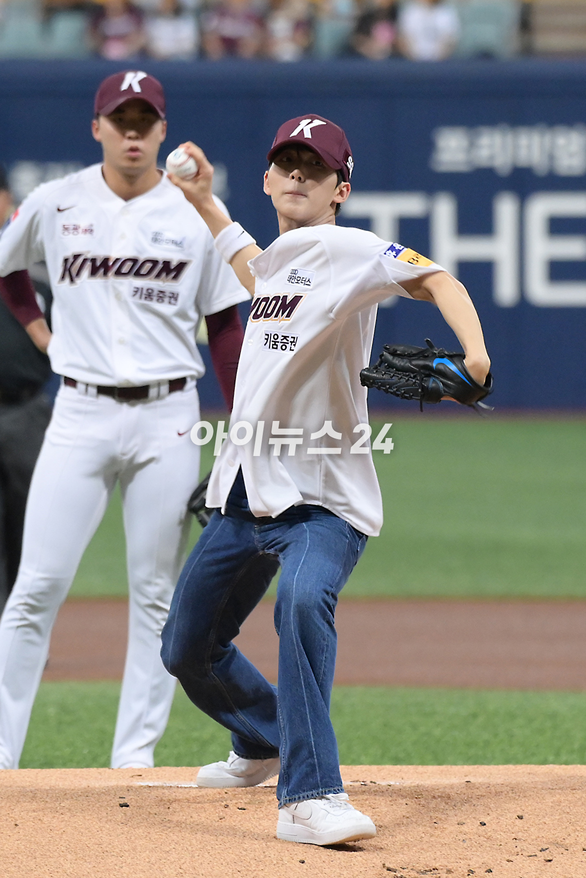 5일 오후 서울 고척스카이돔에서 열린 2023 KBO리그 NC 대 키움 경기에서 그룹 TNX(더뉴식스) 은휘가 시구를 선보이고 있다. [사진=정소희 기자]