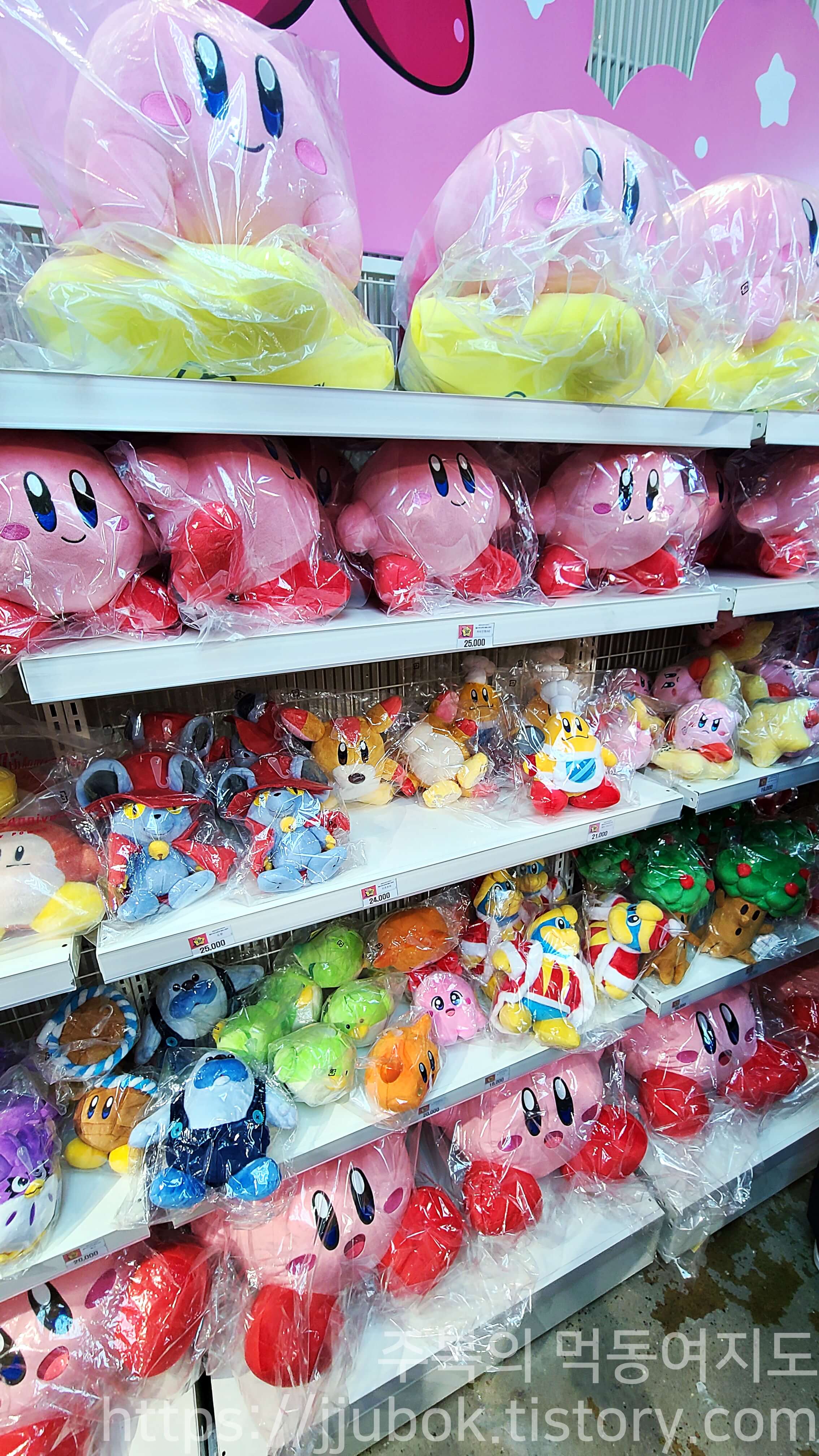 별의-커비-30주년-팝업-스토어-판매-굿즈-진열장-2