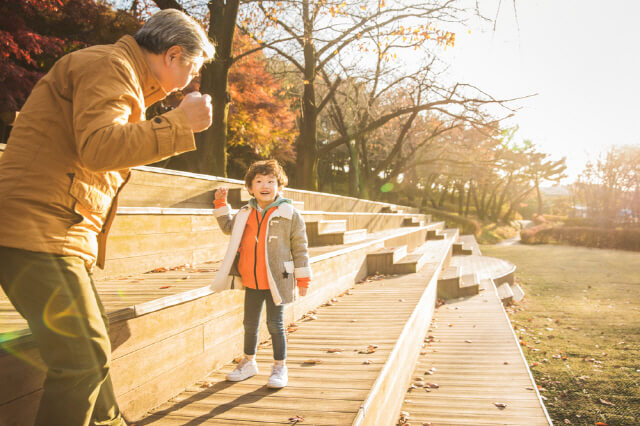 햋볕을 째는 노인