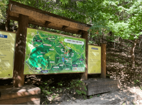 산정호수 둘레길 입구 안내판과 가을 산책로 전경