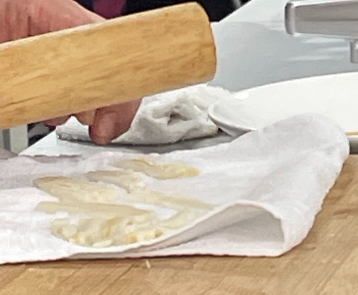 한식조리기능사 실기시험 준비 - 더덕생채 - 밀대로 더덕 두드리기