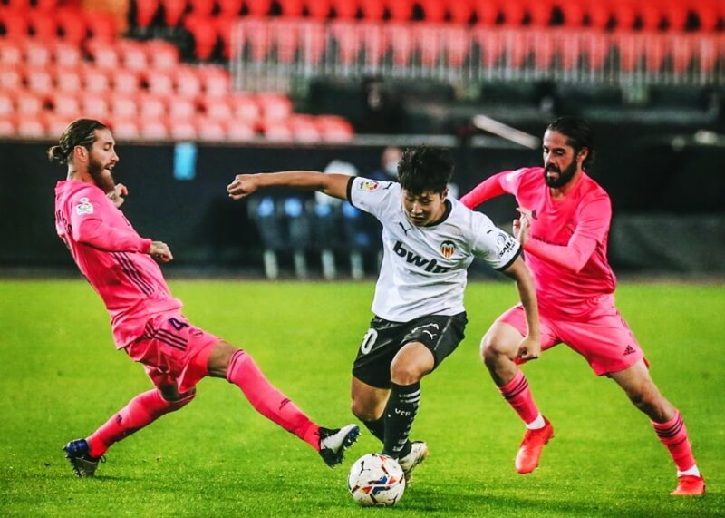 수비수를-제치는-이강인-선수