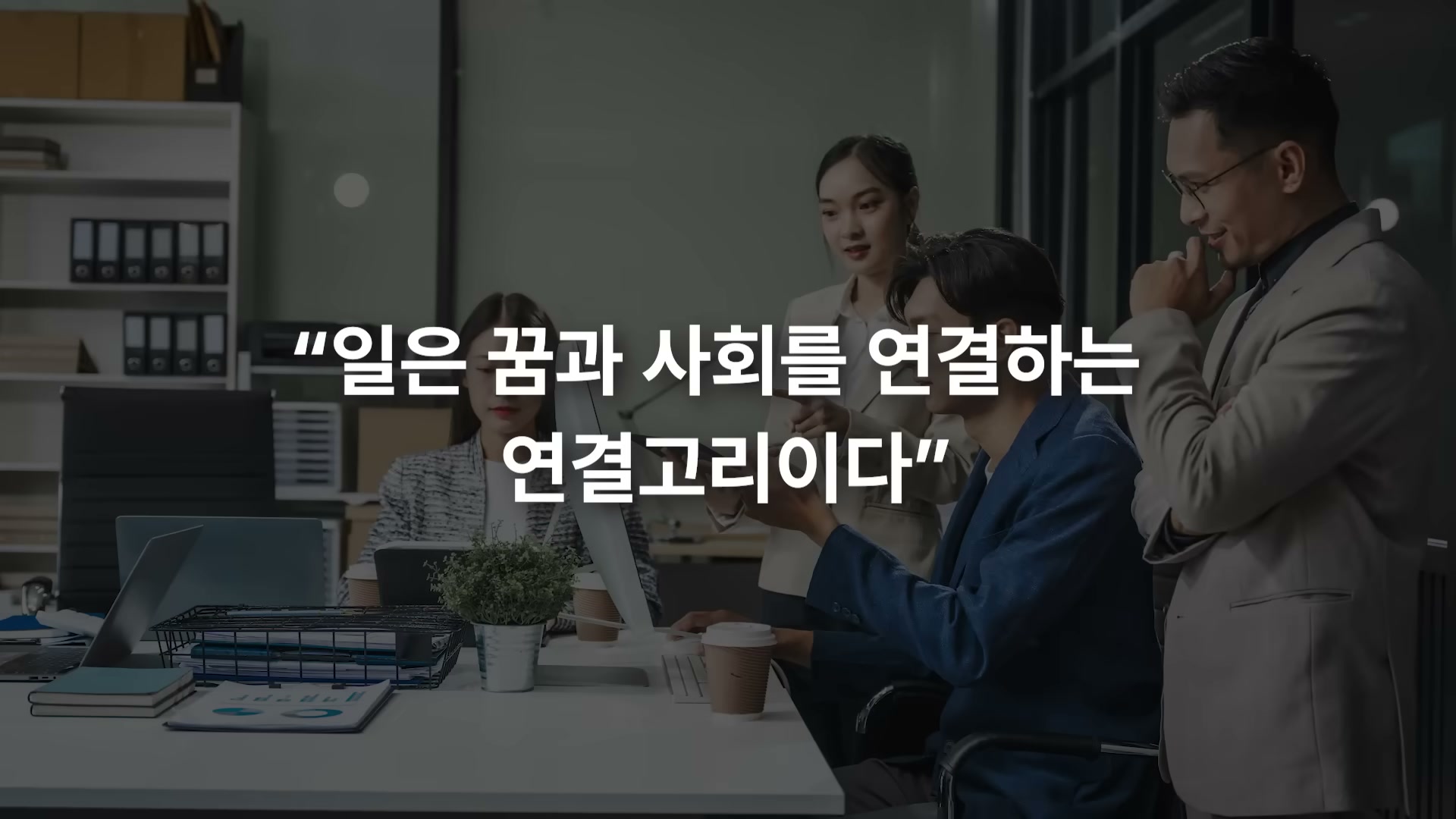 와인 칼럼니스트 부캐 또는 와인 강좌&middot;소믈리에 자격증을 묘사하는 슬라이드.