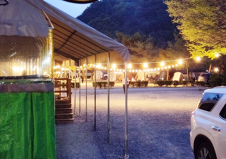 저녁 부터 줄조명을 켜놓아 어둡지 않은 사이트