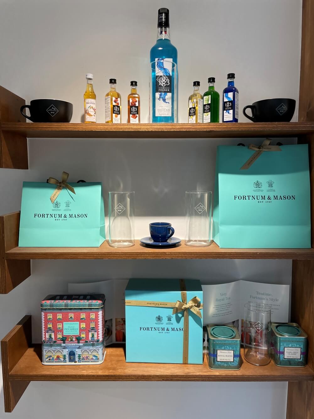 의왕-한옥-베이커리-카페-청이당-굿즈-진열대