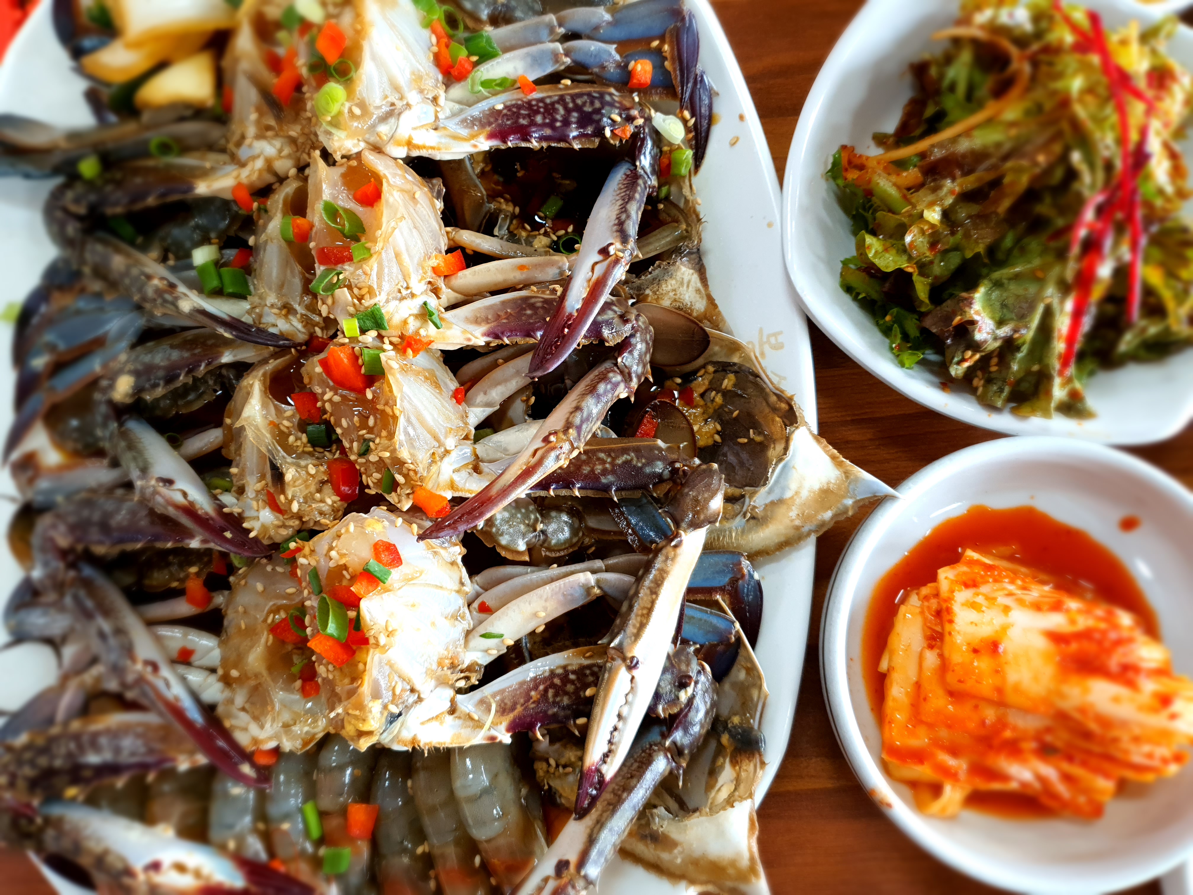 푸짐한-간장게장과-상추무침-그리고-배추김치