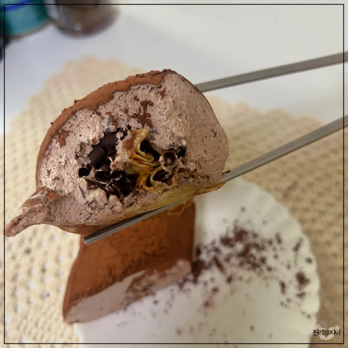 CU-편의점-수건케이크-초코-생크림맛-초콜릿이-가득-들어-있는-내부