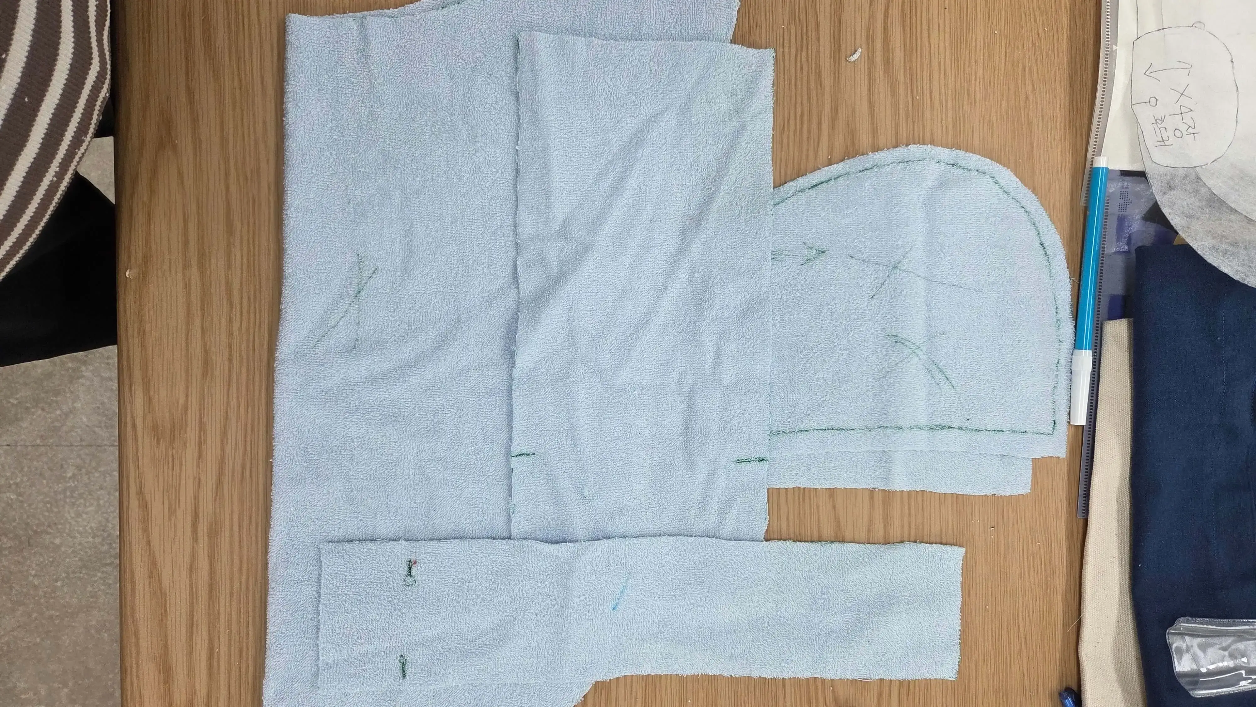 패턴대로 재단한 수건 원단 조각