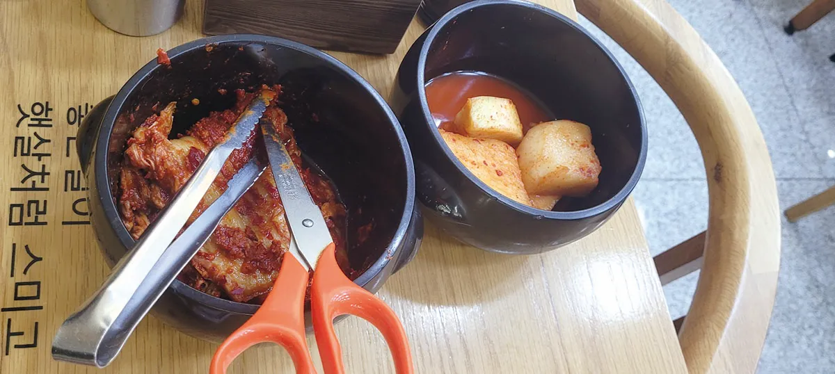 매운김치-깍두기-테이블위의모습