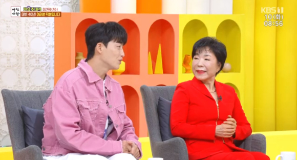 가수 신승태와 최진희가 &#39;아침마당&#39;에 출연해 대화를 나누고 있다. [사진=KBS 방송화면 캡처]