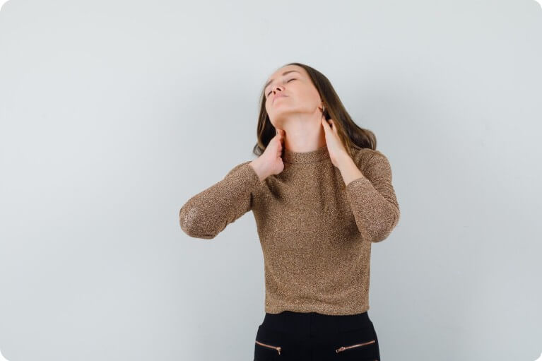 목이 불편한 중년의 여성이 목을 잡고 있는 모습