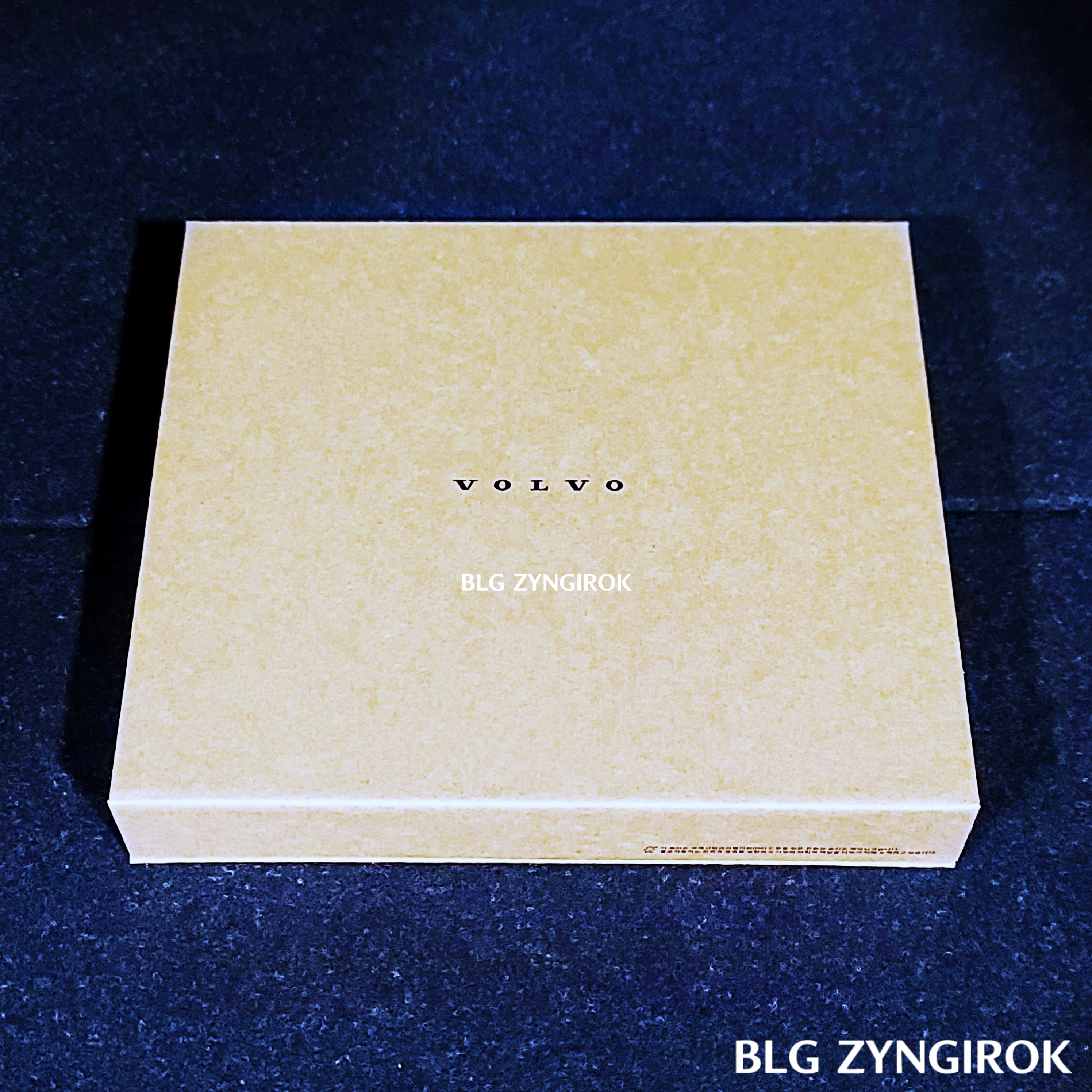 볼보 상자가 놓여있다.