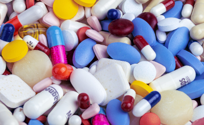 여러 종류의 알약들