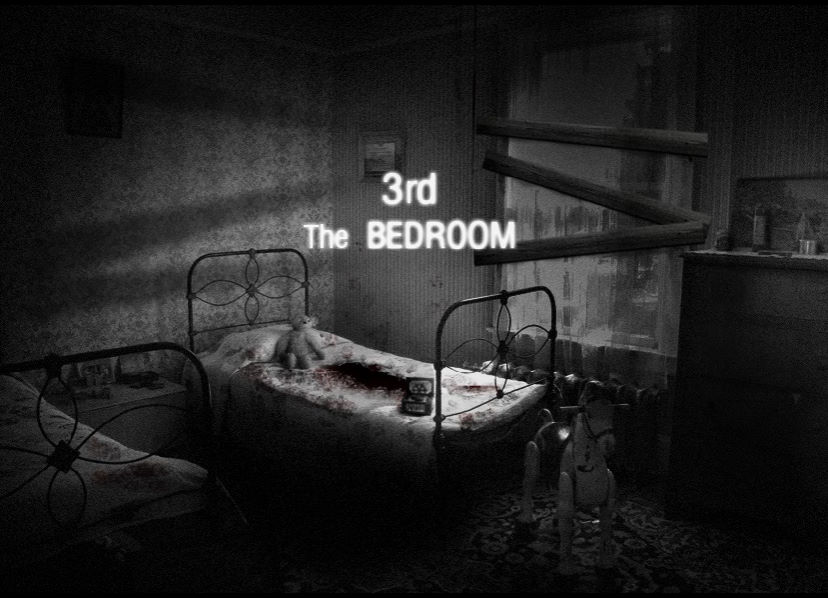 침대에 곰돌이 인형이 있습니다