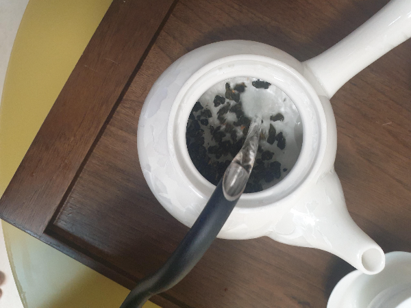 찻잎이 들어있는 다완에 뜨거운 물을 넣는다.