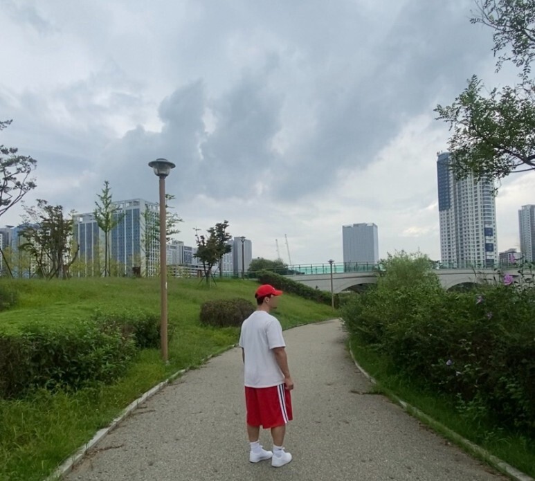 데일리룩(오뭘입)나이키볼캡 헤리티지퓨츄라 86레드, 어커버반팔, 삼칠칠플레이스 와이드숏팬츠, 나이키 코트비전로우, 빈티지패션, 데일리룩, 남자데일리코디, 남자데일리패션, ootd