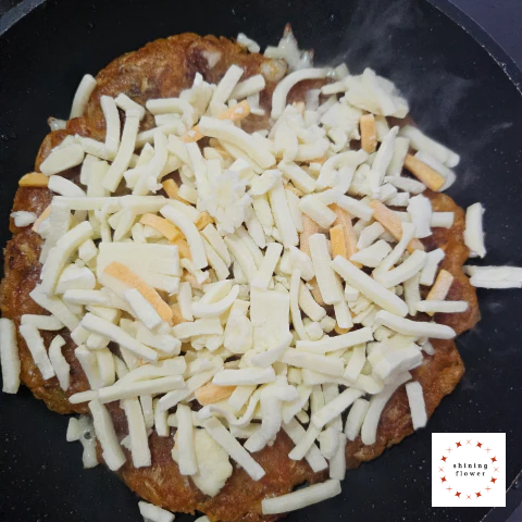 치즈김치전-김치전 완성 후 모짜렐라 치즈 한 줌 올리기