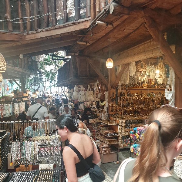 Love Anchor Canggu 안쪽으로 사람들이 많이 있다. 악세서리 가게들이 많이 보인다. 구경하는 외국인 손님