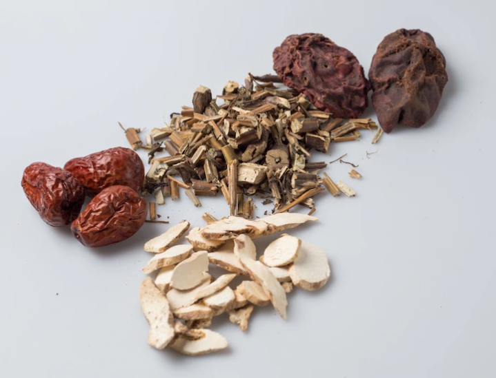 대추 등 다양한 한약의 재료들