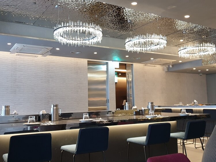 인소울-중앙-바테이블-위에는-큰-샹들리에가-있다