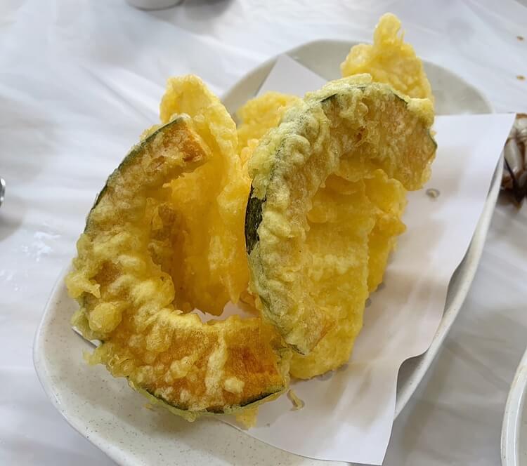 접시에 담긴 단호박과 고구마 튀김이다