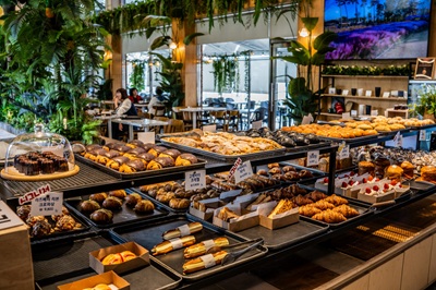 카페 '달빛새' 의 빵과 디저트가 진열된 모습을 찍은 사진