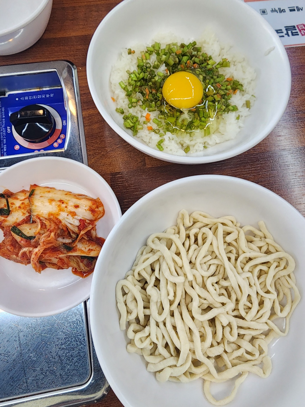 칼국수 면과 계란볶음밥과 겉절이김치