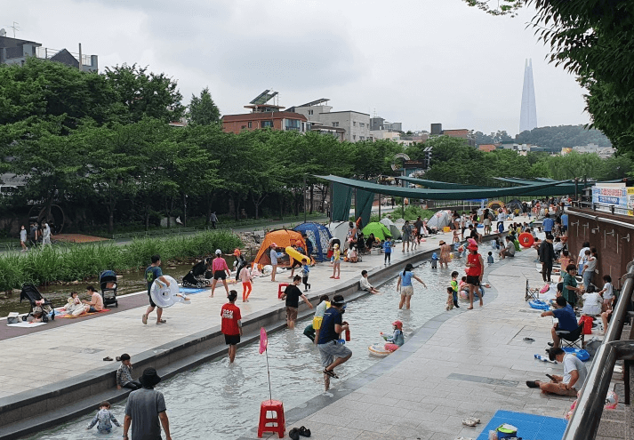 워터슬라이드-물놀이하는아이들-시냇가-돗자리-쉬고있는사람들