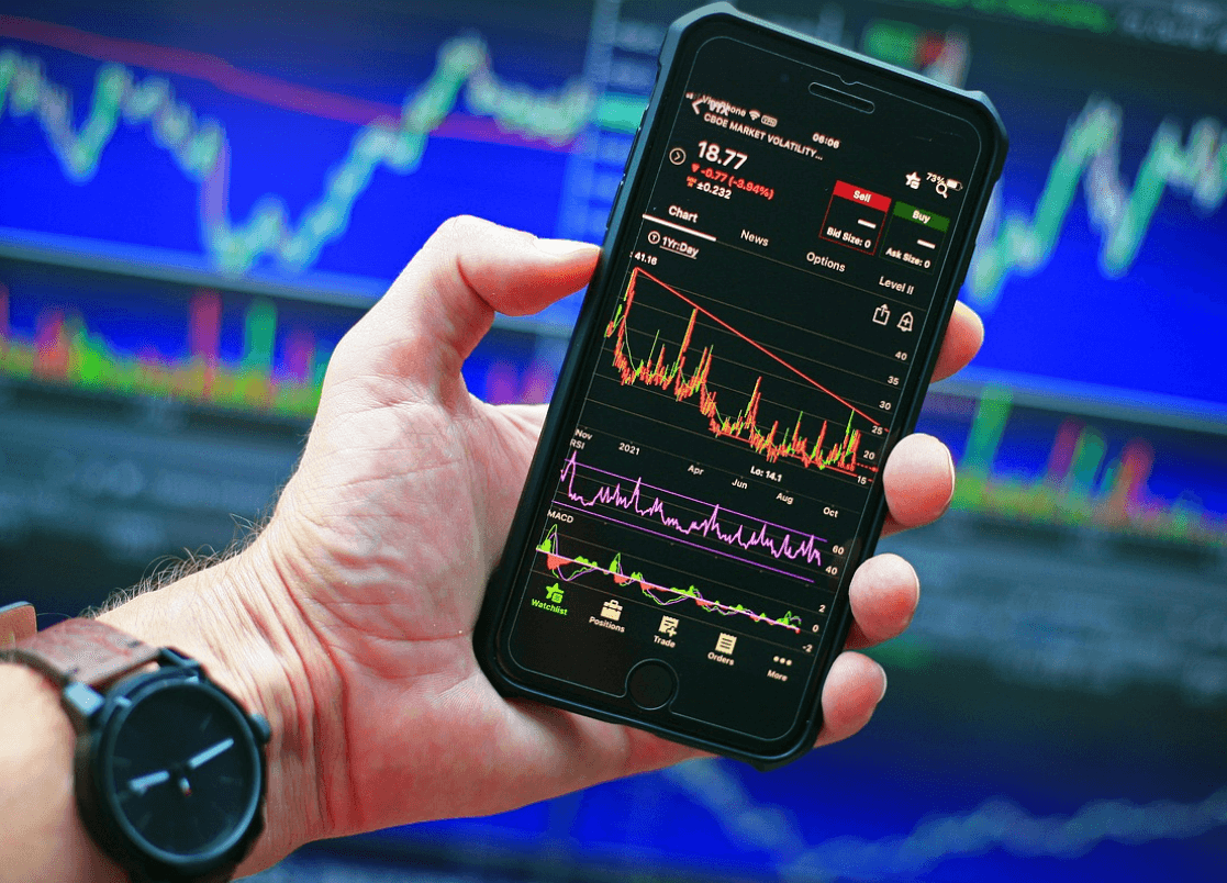 떨어진 주가 확인하는 모습