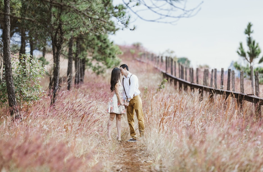 데이트 비용에 대한 생각 차이를 나타내는 이미지