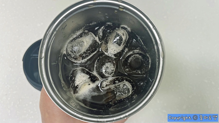 텀블러에-담긴-커피