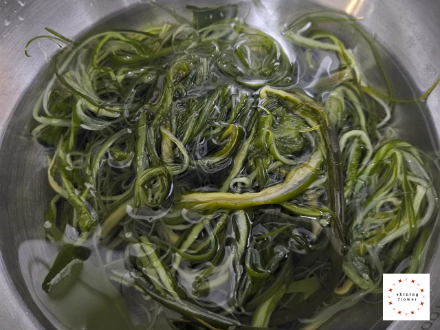 염장 미역줄기 찬물에 담궈 소금기 빼기