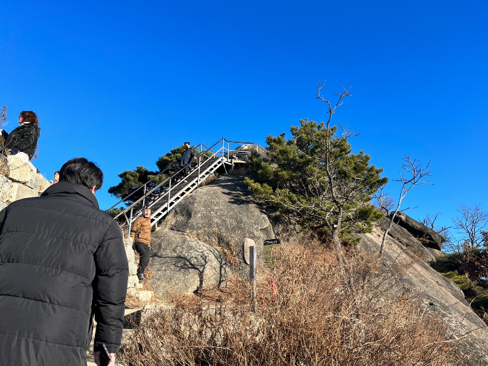 바위산 철제 계단