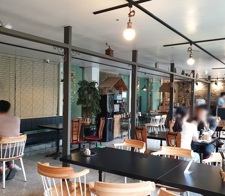 양재-이올로화덕피자-내부-인테리어-사람들이-식사하고-있다