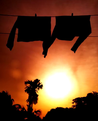 외부에서 옷 뒤집어 냄새 제거 모습