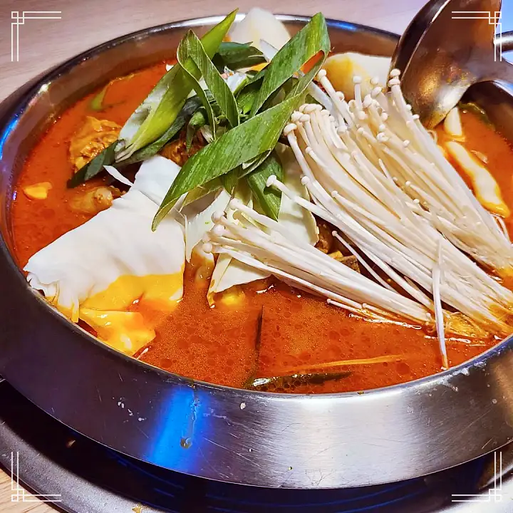 토요일은 밥이좋아 군포 산본 닭볶음탕 맛집 투움바 로제 차돌 닭도리탕 곱도리탕 닭떡볶이 게살볶음밥 현지인 추천 토밥 좋아 방송정보