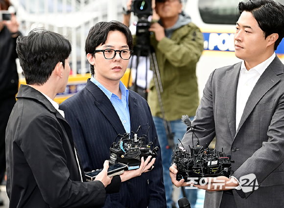 마약 투약 의혹을 받는 가수 지드래곤(GD&#44; 권지용)이 6일 인천 남동구 논현경찰서에 출석하고 있다. [사진=곽영래 기자]