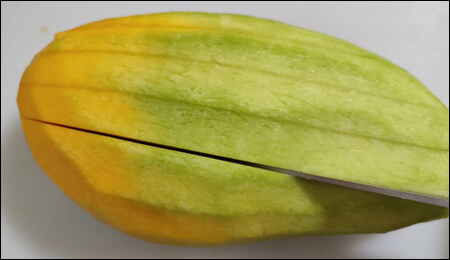그린 망고 과육에 세로로 칼집 내기