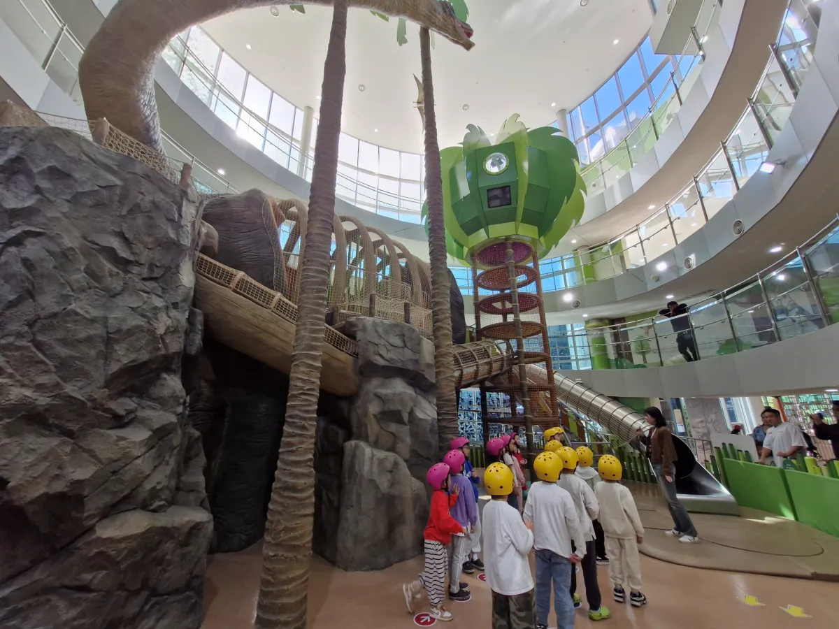 클라이머존-프로그램에-참석하여-순서를-기다리고-있는-아이들