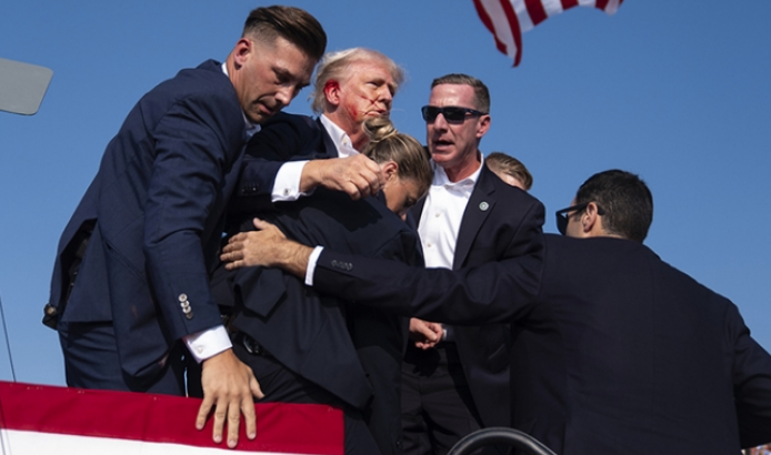 도널드 트럼프가 유세 연설 중 총격을 받는 순간