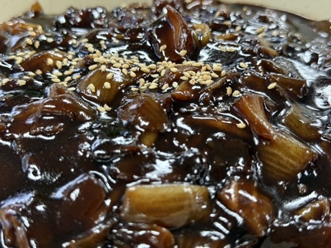 짜장일번지 짜장면 소스 클로즈업 윤기 춘장 양파 조각 참깨 맛있는 비주얼