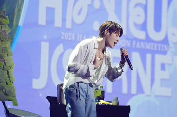 가수 하성운이 팬미팅에서 팬들을 만나고 있다. [사진=빅플래닛메이드엔터]