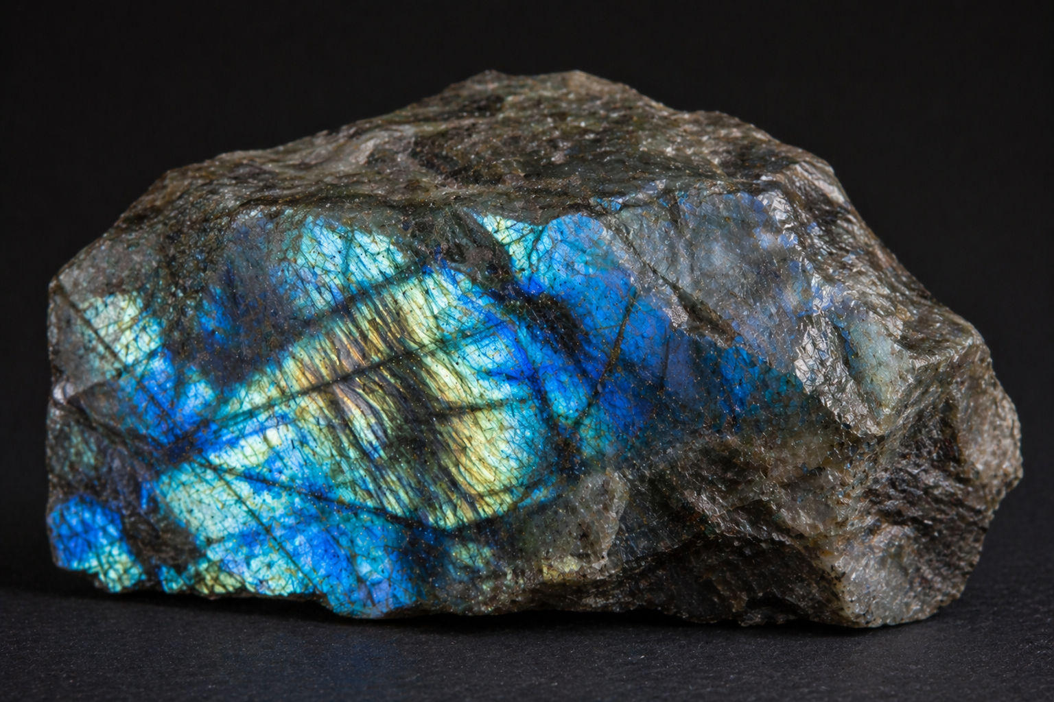 오로라를 품은 돌 래브라도라이트(Labradorite) 이야기