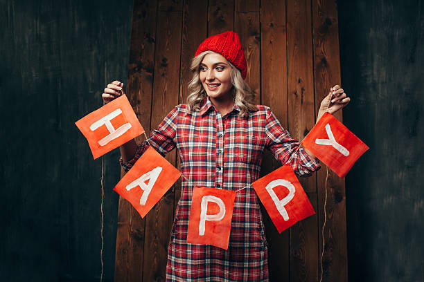 happy 글자를들고있는 소녀