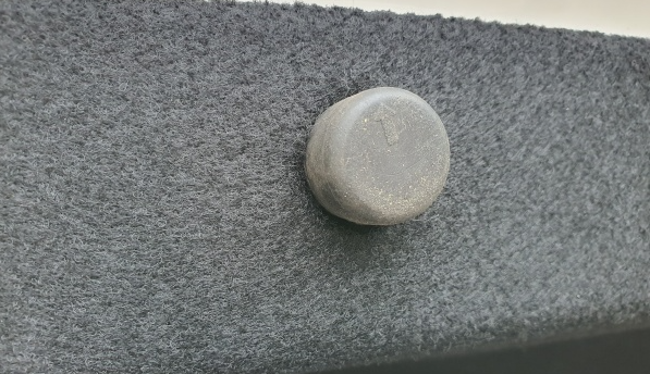 자동차-트렁크-내부에-설치된-고무캡